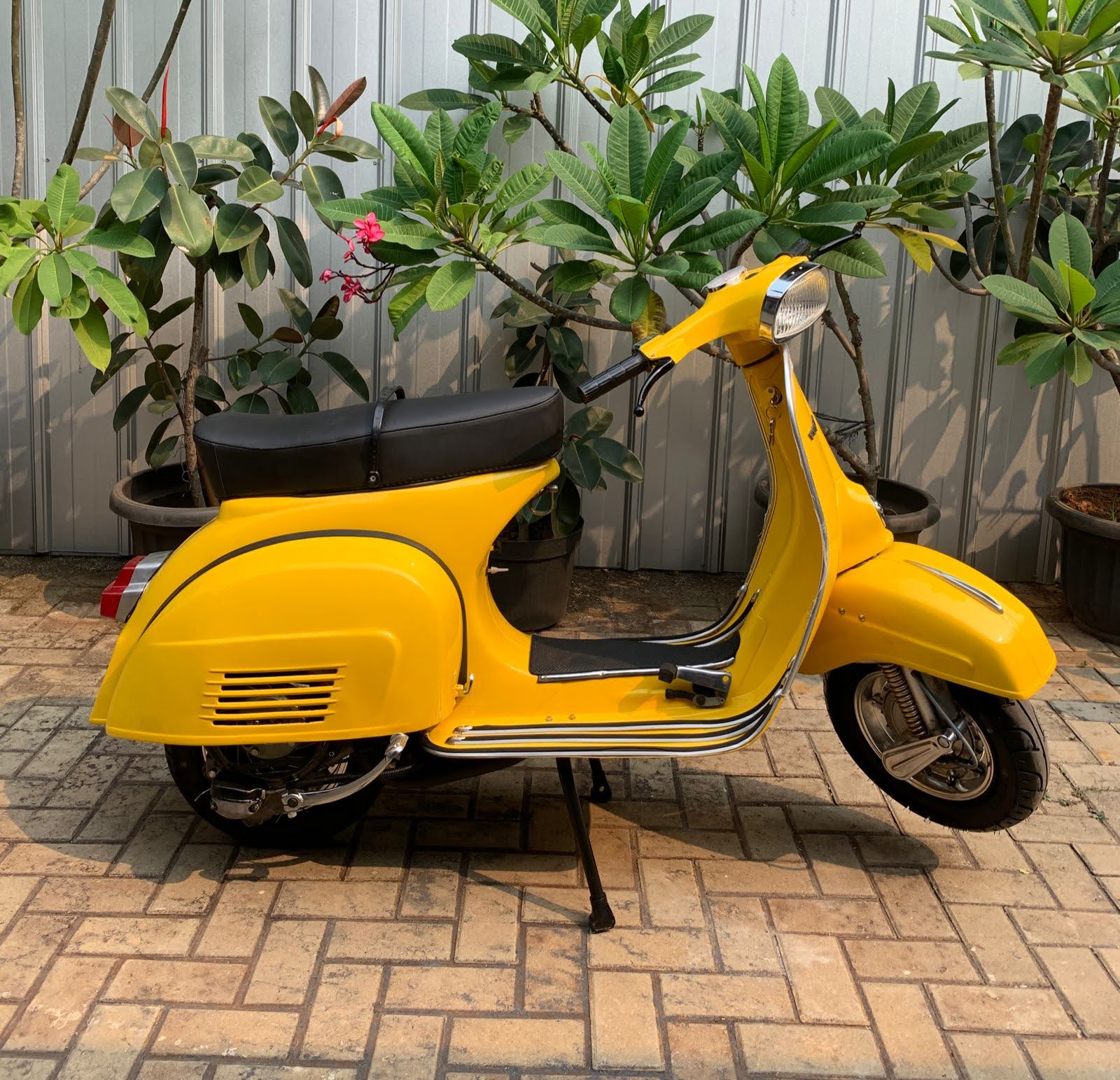 Vespa 150 Super Yellow – front detail